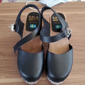 MIA clogs